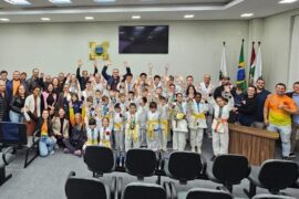 Karatê: Atleta de Guaramirim recebe homenagem da Câmara após conquista de título mundial