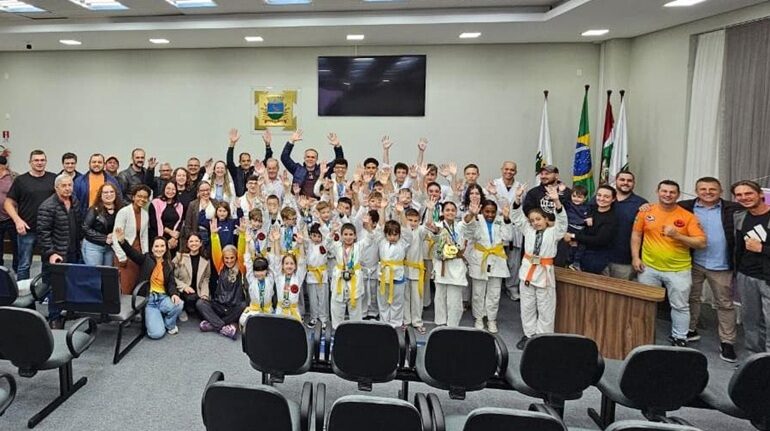 Karatê: Atleta de Guaramirim recebe homenagem da Câmara após conquista de título mundial