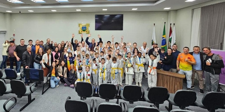 Karatê: Atleta de Guaramirim recebe homenagem da Câmara após conquista de título mundial
