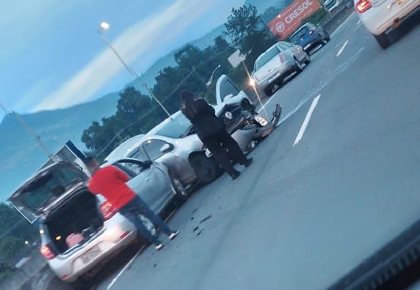 Acidente entre carros deixa feridos em viaduto de Guaramirim