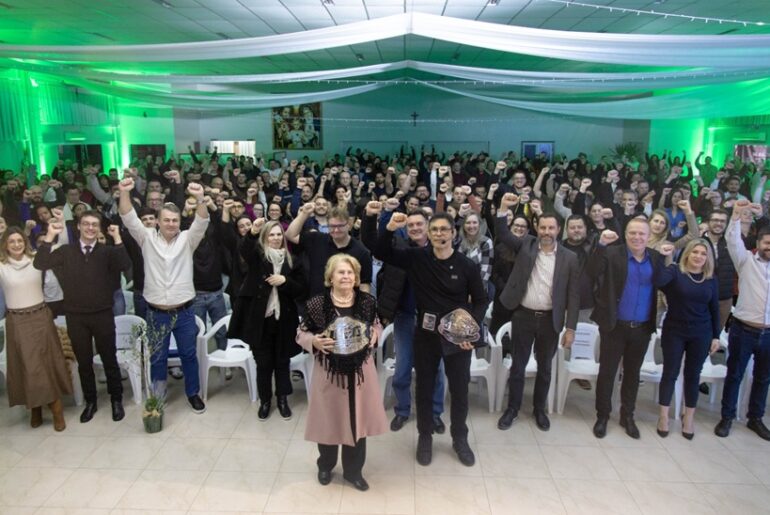 ACIAG completa 48 anos com palestra de Minotauro e homenagem aos 90 anos dos Calçados Maluta